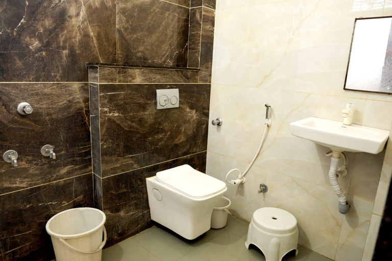 Bathroom, Hotel The Villa, Sanawad, West Nimar