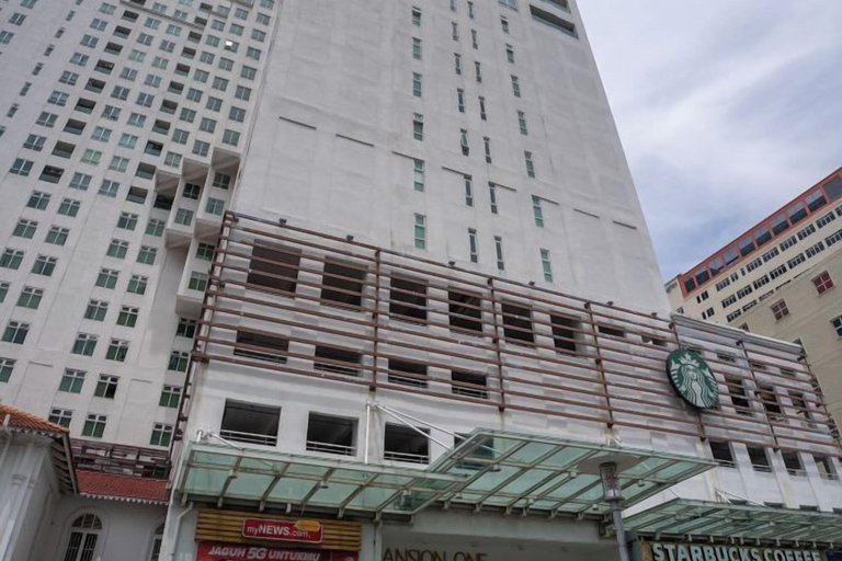 Exterior 5, 2-bedroom condo with free parking on premises., Penang Island
