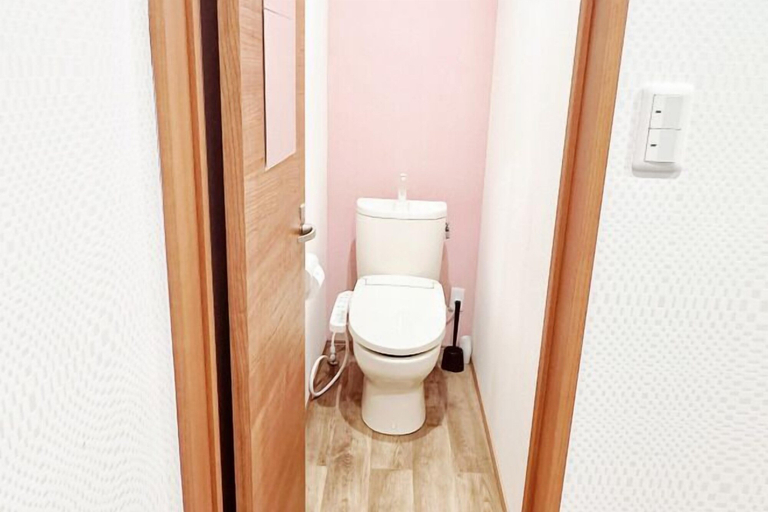 Bathroom 5, Lan B, Osaka