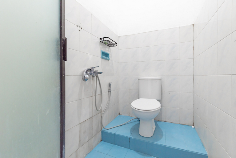 Bathroom, Urbanview Syariah Wisma Husada Kalibanteng, Semarang