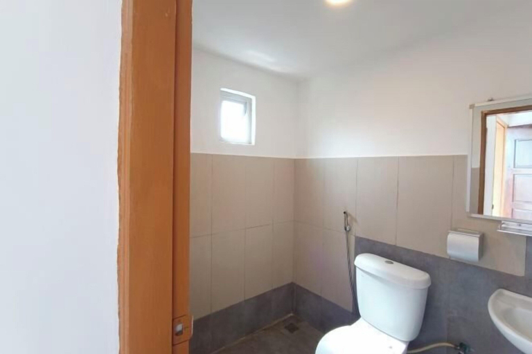 Bathroom 4, Shoreline Guesthouse, Semporna