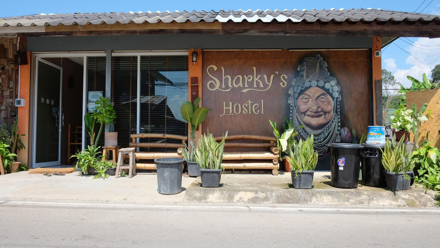 Others 4, Sharky's Hostel, Pai