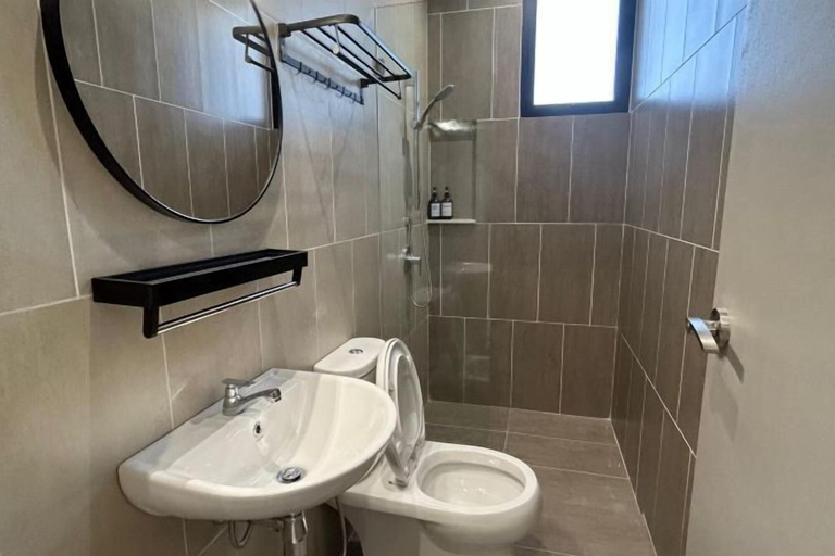 Bathroom 3, Cozy 2BR Sky Pool & Panoramic Views 1-6 Guests, Penang Island