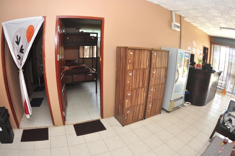 Others 5, Sharky's Hostel, Pai