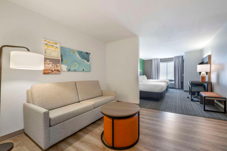 Bedroom 3, Comfort Suites Hotel & Convention Center in Rapid, Pennington