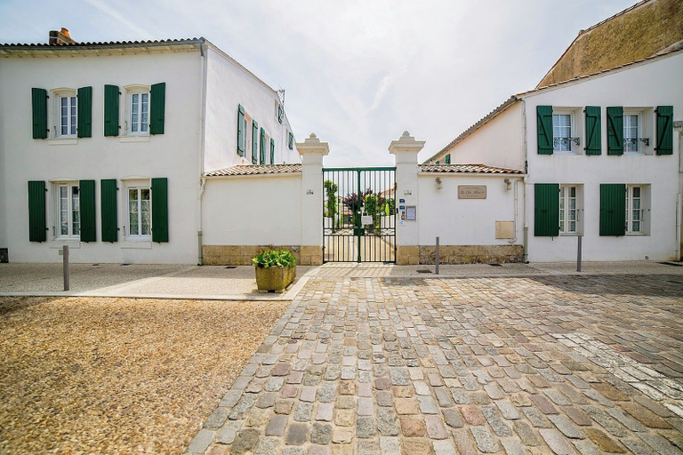 Property entrance, Le Clos Rhéa, Charente-Maritime