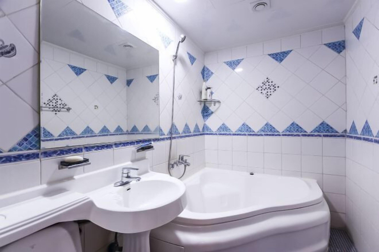 Bathroom, thezone motel, Gumi