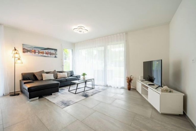 Living area 2, Modern Swiss Apt spacious garden + parking, Zofingen
