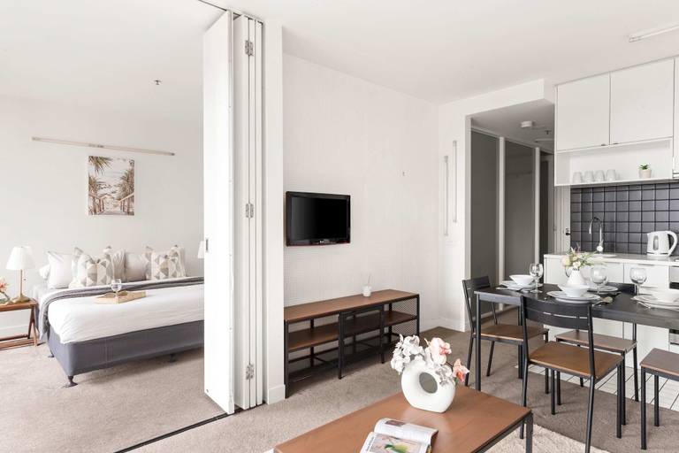 Interior 2, Cozy 2BR Apt, Steps From Melb Central With Parking, Melbourne