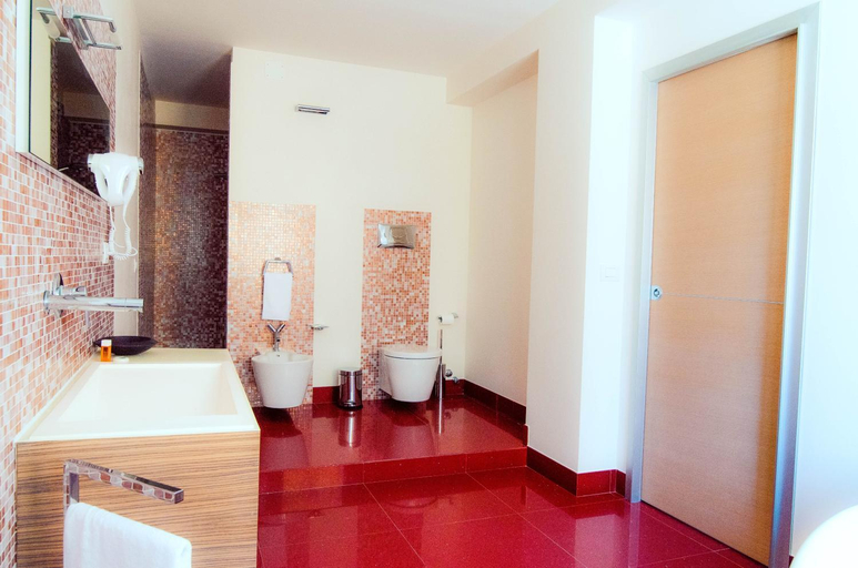 Bathroom 4, Portopalosuite, Syracuse