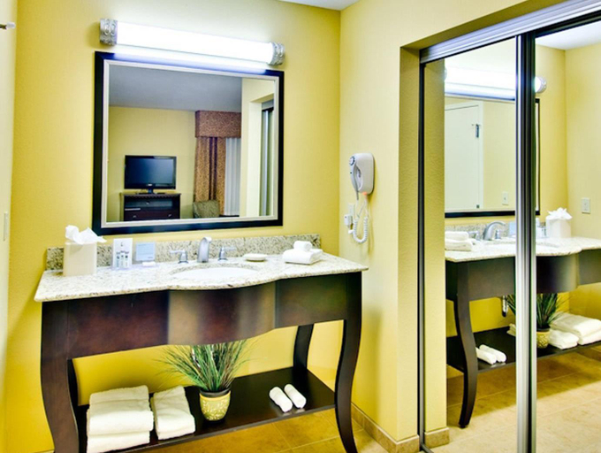Bathroom 2, Hampton Inn & Suites Thousand Oaks, Ventura
