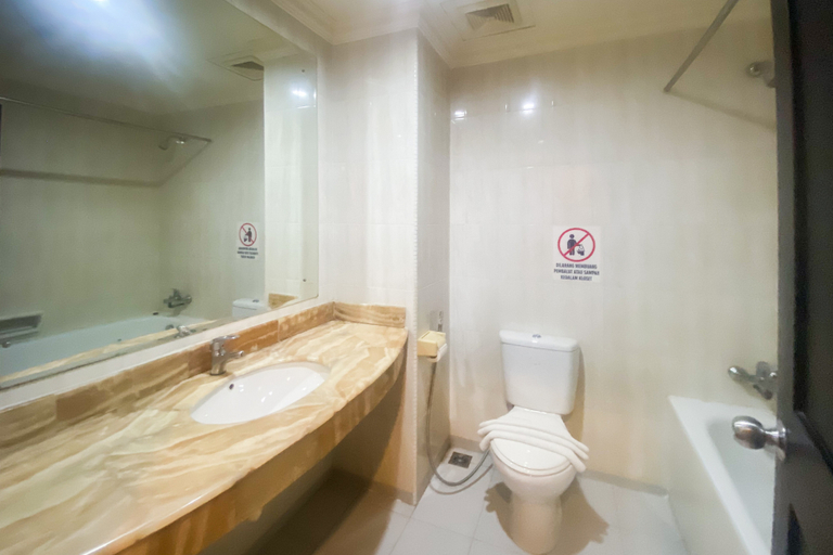 Bathroom 3, RedDoorz Plus @ Plaza Hotel Tanjung Pinang, Tanjung Pinang