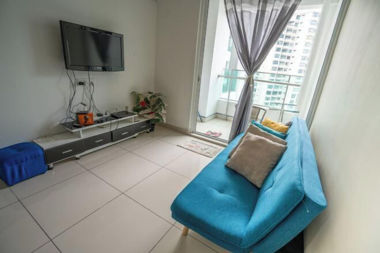 Living area, 2-bedroom condo with free parking on premises., Pulau Penang