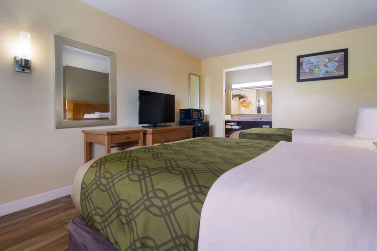 Bedroom 3, Econo Lodge Battleboro North, Nash