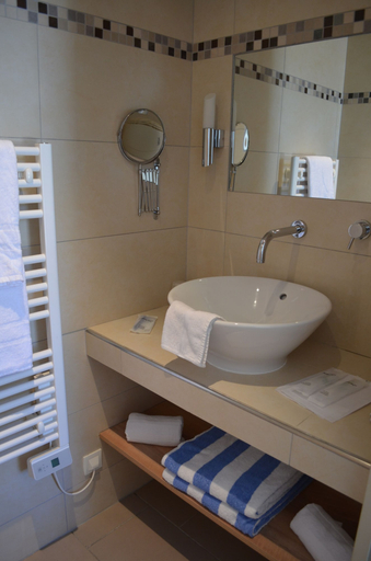 Bathroom 2, Le Clos Rhéa, Charente-Maritime
