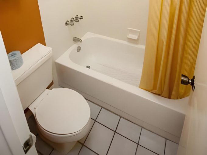 Bathroom 5, Days Inn by Wyndham DeFuniak Springs, Walton