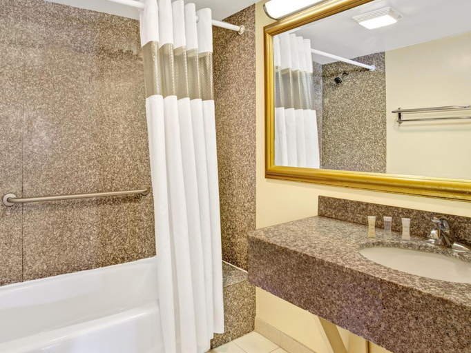 Bathroom 3, Howard Johnson by Wyndham Pikesville, Baltimore