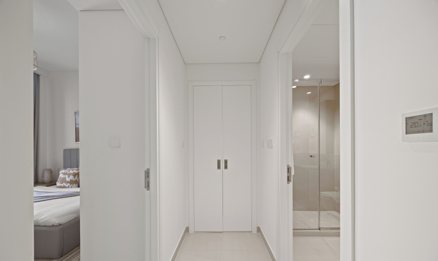 Room 4, WYZ RENT|Earthy Elegant 1BR Surf 2 Creek Beach, Dubai
