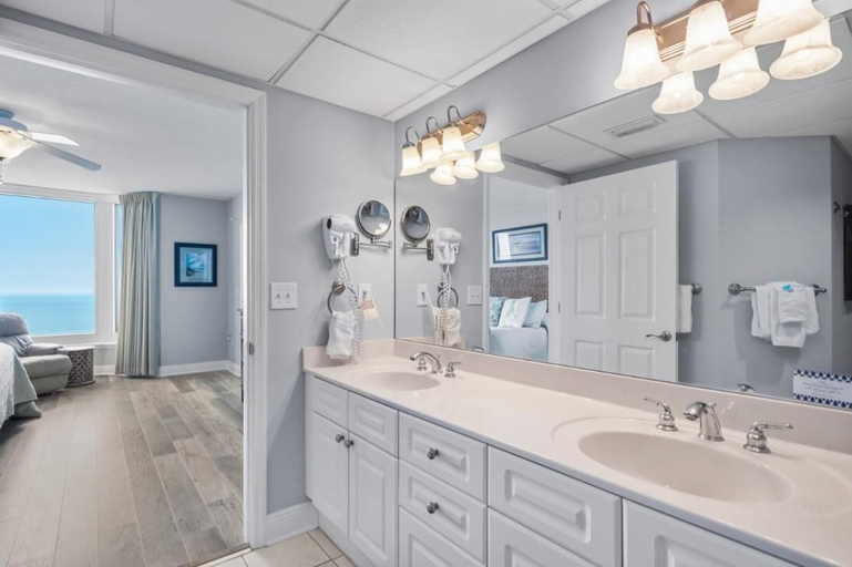 Bathroom 2, Emerald Beach 1631