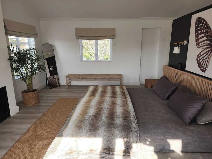 Room 5, Flamingo Villa at Beach - Pool - Luxury - Solar Back Up, City of Cape Town