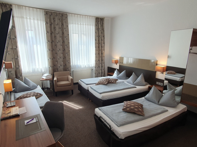 Bedroom 3, Hotel Drei Lilien, Neustadt an der Waldnaab