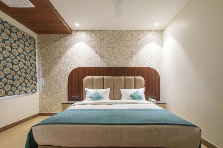 Room 5, Hotel Meeravill, Raipur