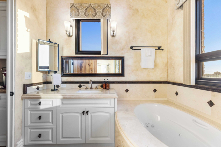 Interior 4, Soaking Tub, Vineyard Views & Wine Trail Access The Casita at Vines Estate by Avantstay, Riverside
