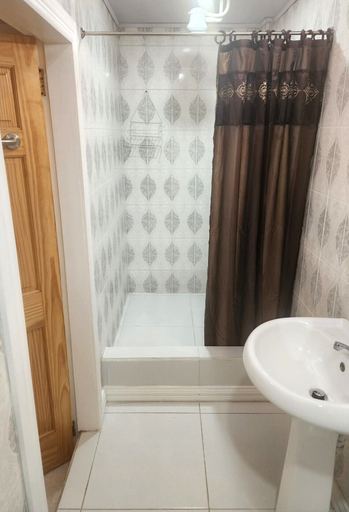 Bathroom 4, Ideal Executive Suites, City of Georgetown