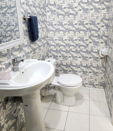 Bathroom 5, Ideal Executive Suites, City of Georgetown