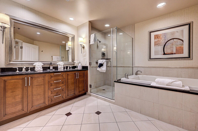 Bathroom 2, The Deuce's Wild at Signature Hotel, Clark