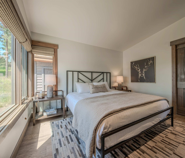 Room 2, Cottage on the 10th Tee Beautiful Stay for 7 w/ Hot Tub & Fire Pit, Lincoln