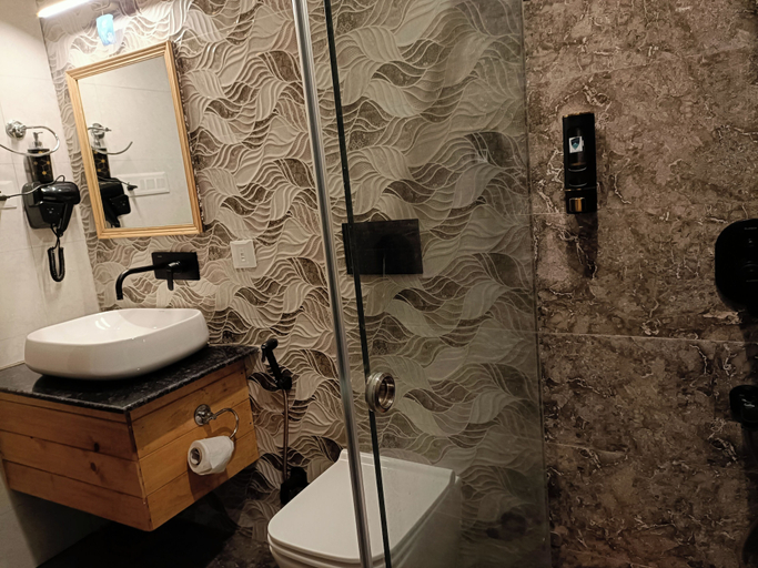 Bathroom 4, Heryk Hillview Hotel, Kangra