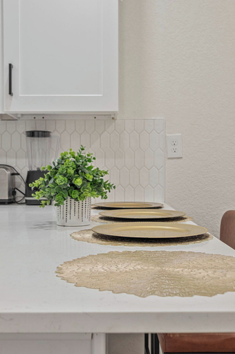 Dining 4, Glorius Amazing 2br/1ba Stay Near Lively Downtown!, Bexar
