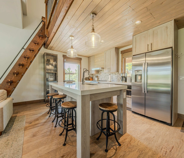 Private kitchen 4, Cottage on the 10th Tee Beautiful Stay for 7 w/ Hot Tub & Fire Pit, Lincoln