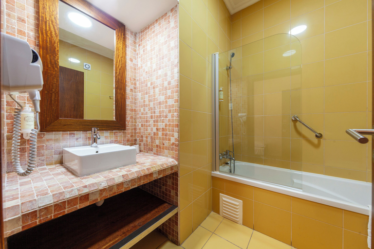 Bathroom 4, Hotel Praia Sol, Loulé