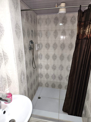Bathroom 3, Ideal Executive Suites, City of Georgetown