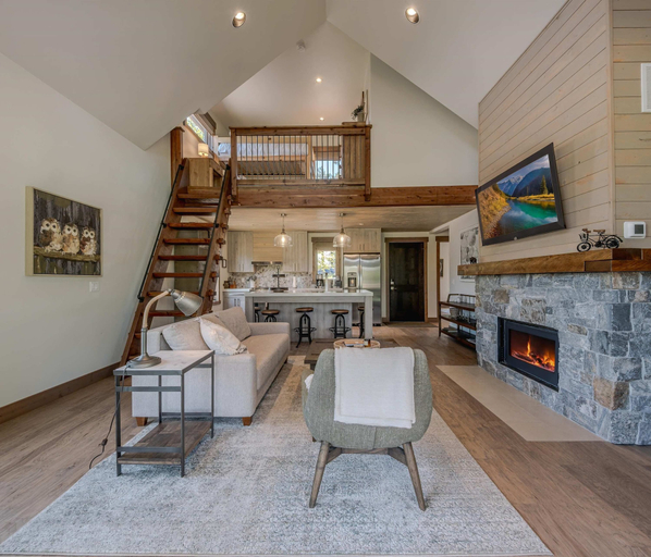 Living area 5, Cottage on the 10th Tee Beautiful Stay for 7 w/ Hot Tub & Fire Pit, Lincoln