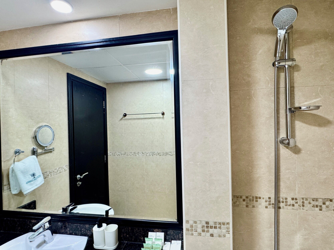 Bathroom shower, Cosmos Living Majestic Studio GCV2, Dubai