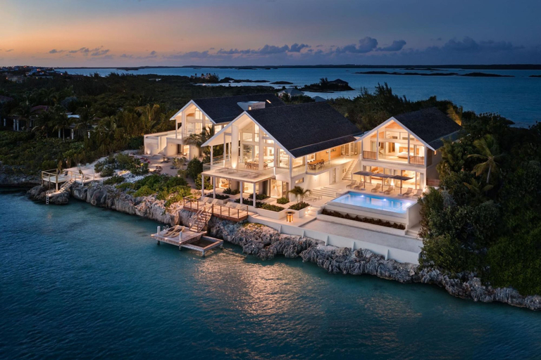 Room 5, La Mer Villa South Oceanfront Luxury on Sapodilla Bay