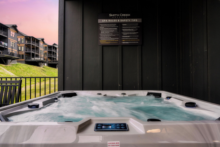 Private spa tub 5, Star Gazer Luxury Rooftop Cabin, Sevier