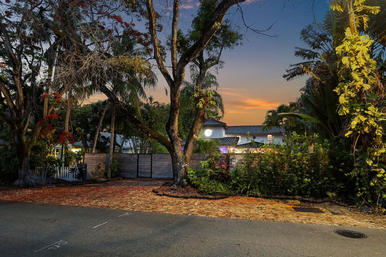 Room 5, Luxe 5BR 4BA Heated Pool 10 Min to Beach BBQ, Broward