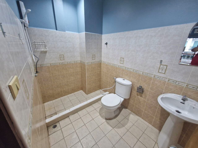 Bathroom 3, Orient Hotel, Pattaya