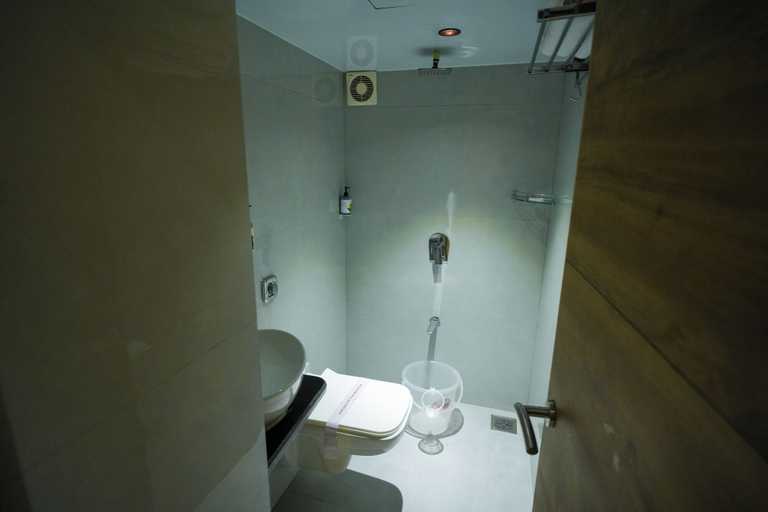 Bathroom 5, Hotel Amber Paramount, Mumbai Suburban