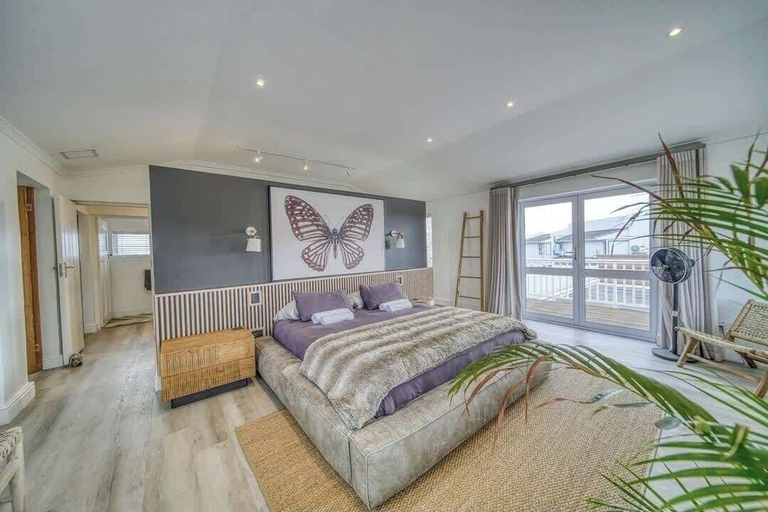Room 4, Flamingo Villa at Beach - Pool - Luxury - Solar Back Up, City of Cape Town