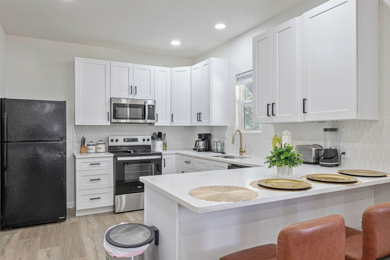 Private kitchen 2, Glorius Amazing 2br/1ba Stay Near Lively Downtown!, Bexar