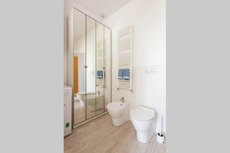 Bathroom 2, Riva Reno Apartment, Bologna