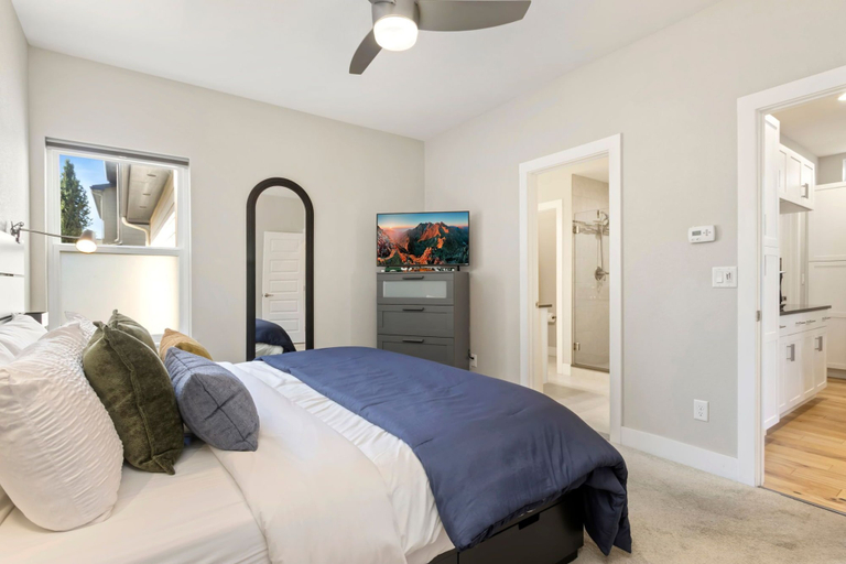 Room 3, Rams Roost Rooftop Hot Tub, Patio & Family Fun, Larimer