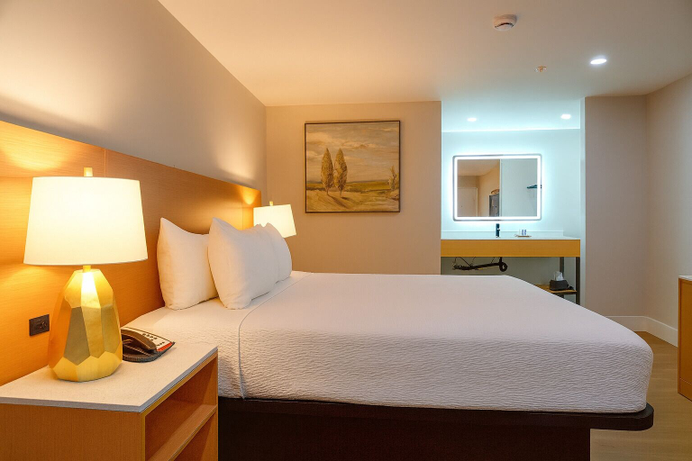 Bedroom 1, Highland Inn, San Bernardino