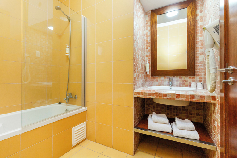 Bathroom 4, Hotel Praia Sol, Loulé