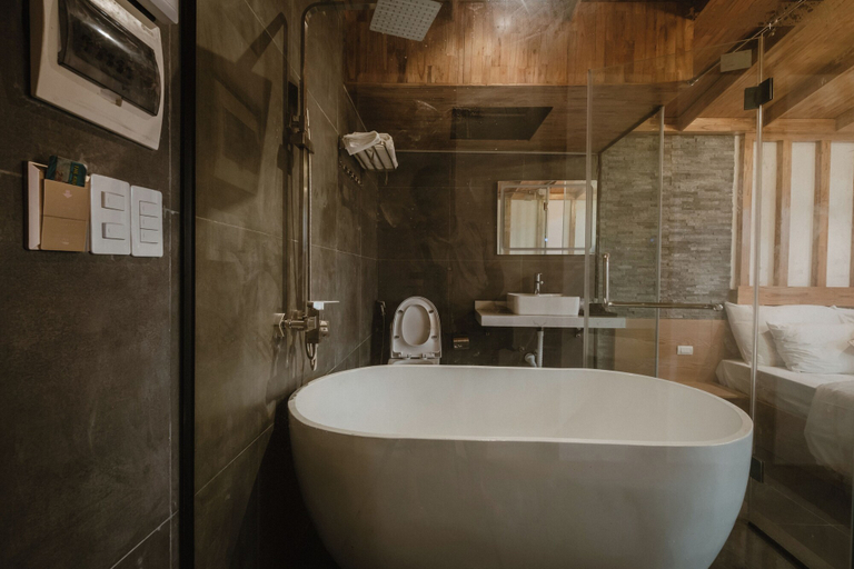 Bathroom 2, Love in the Atlantis Hotel, Cầu Giấy